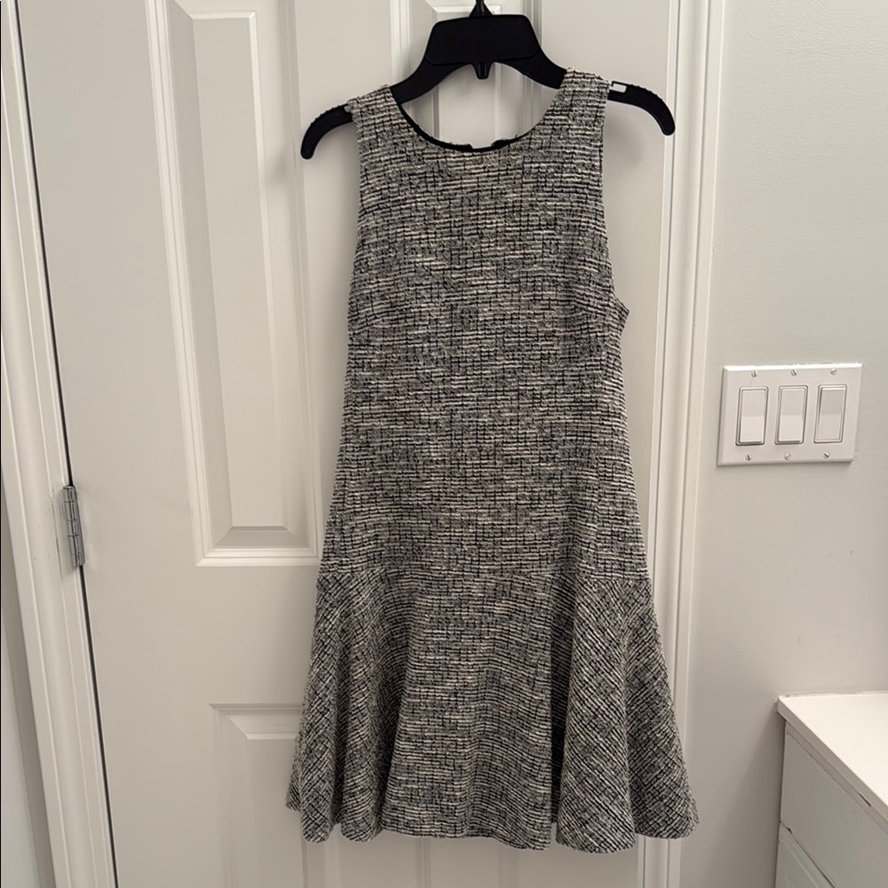 Chic Black and White Sleeveless Dress
